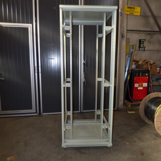 DEMOBRUKT 42U gulvrack 19" 80x80 Åpent RAL7035, Har vært demo i vår utstilling 