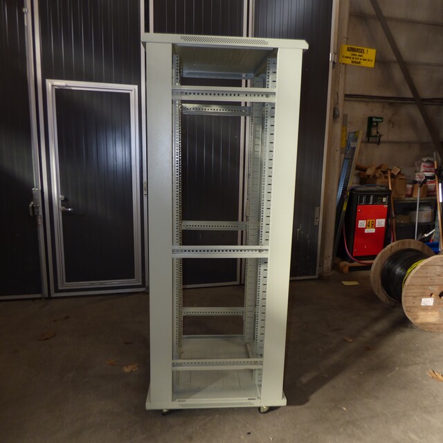 DEMOBRUKT 42U gulvrack 19" 80x80 Åpent RAL7035, Har vært demo i vår utstilling 