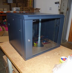 B-Vare 9U Veggskap SysM 19" B600xD600 Ripe i sideplate