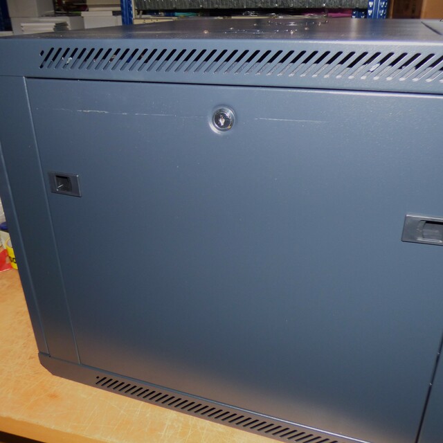 B-Vare 9U Veggskap SysM 19" B600xD600 Ripe i sideplate 