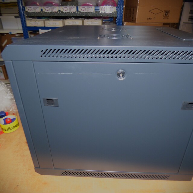 B-Vare 9U Veggskap SysM 19" B600xD600 Ripe i sideplate 