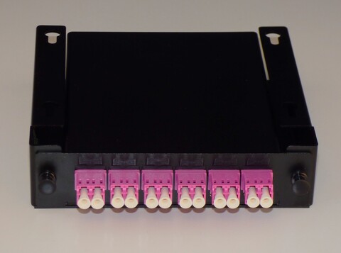 LGX30 12xLC-MTP/MPO m/festebox bord/vegg Spesifiser fibertype her