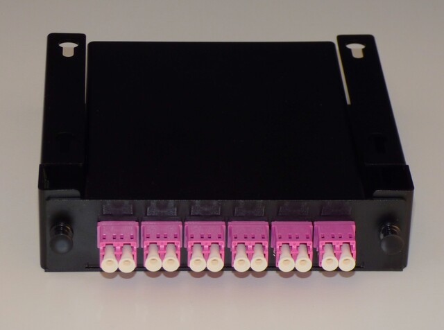 LGX30 12xLC-MTP/MPO m/festebox bord/vegg Spesifiser fibertype her 