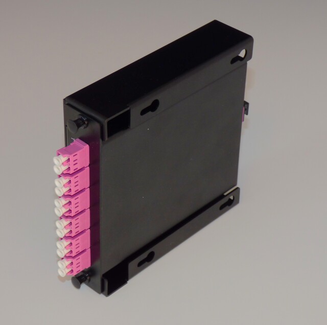 LGX30 12xLC-MTP/MPO m/festebox bord/vegg Spesifiser fibertype her 