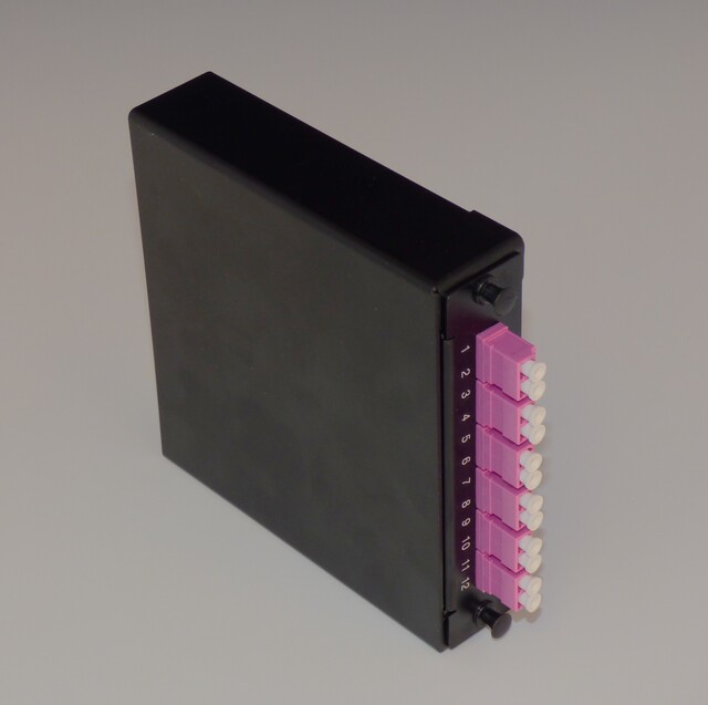 LGX30 12xLC-MTP/MPO m/festebox bord/vegg Spesifiser fibertype her 