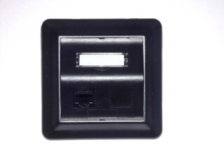 Skråuttak 84x84 m/1xENM Cat6A UTP Svart Nettverksuttak inkl. modul