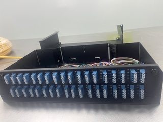 144 fiber SM QXXI LC 50meter i SysM Leverand&#248;rmontert i 2U SysM-panel
