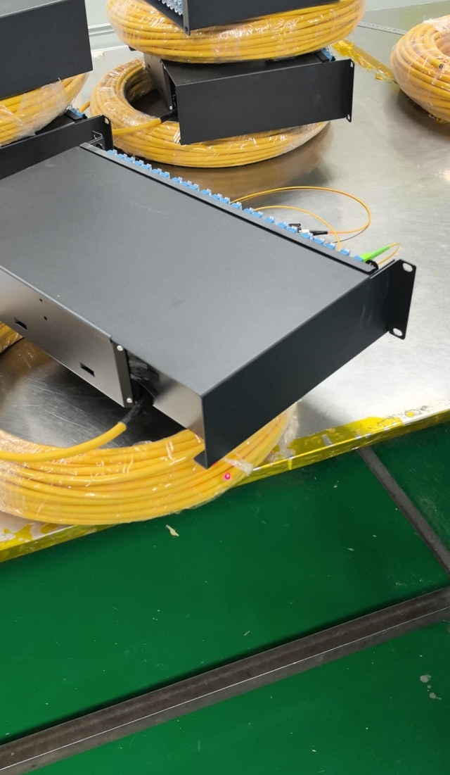 144 fiber SM QXXI LC 50meter i SysM Leverandørmontert i 2U SysM-panel 