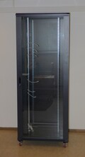 42U Gulvskap 19" 800x800  Svart Sveiset hjul, 2stk vertikal føringskanal montert