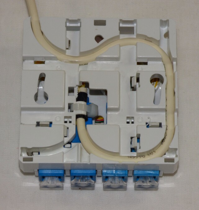 Fiberuttak for påvegg eller DIN-feste 4xSC simplex 80x80x30mm 
