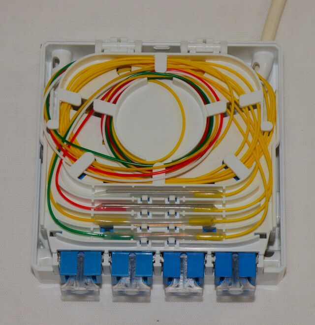 Fiberuttak for påvegg eller DIN-feste 4xSC simplex 80x80x30mm 