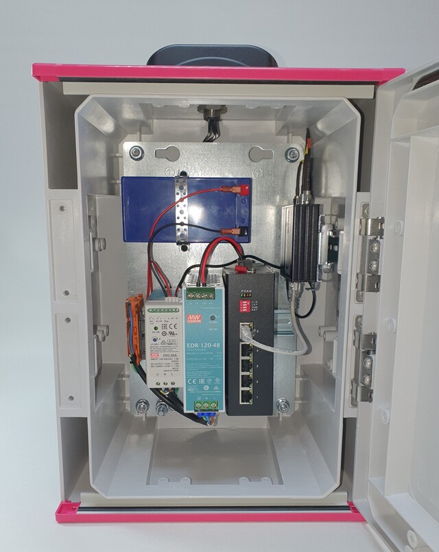 Ute-skap for Kamera - 4G 600/100,4PoE+3 Bundel: IP66 Skap, Ruter, 4PoE+3TP, PSU 