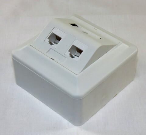 Smartbox p&#229;vegg hvit m/2xENM UTP Cat6A Nettverksuttak inkl. moduler 84x84x57